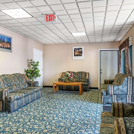 Econo Lodge Cranston - Providence Bagian luar foto