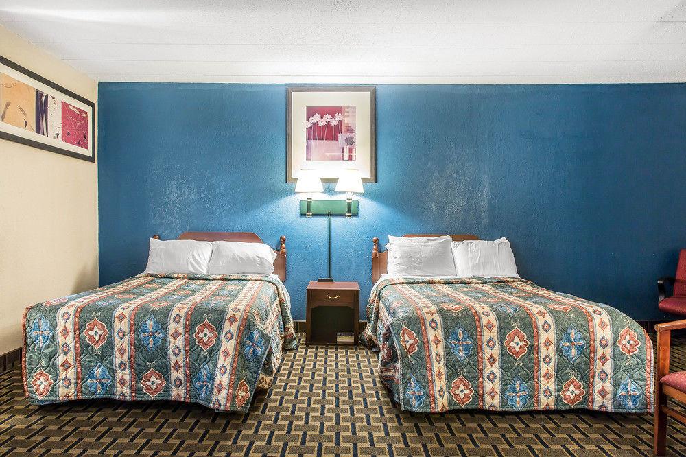 Econo Lodge Cranston - Providence Bagian luar foto