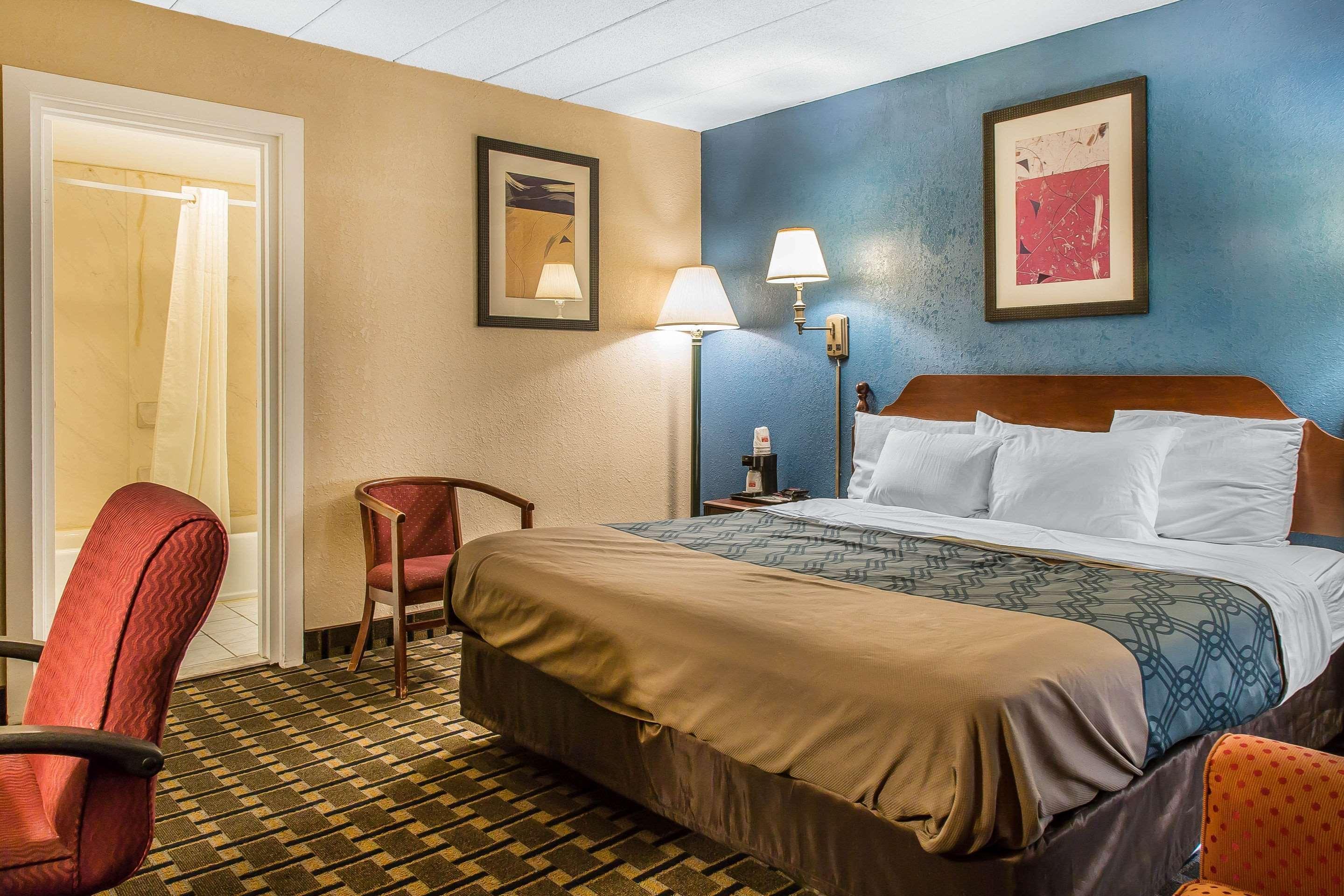 Econo Lodge Cranston - Providence Bagian luar foto