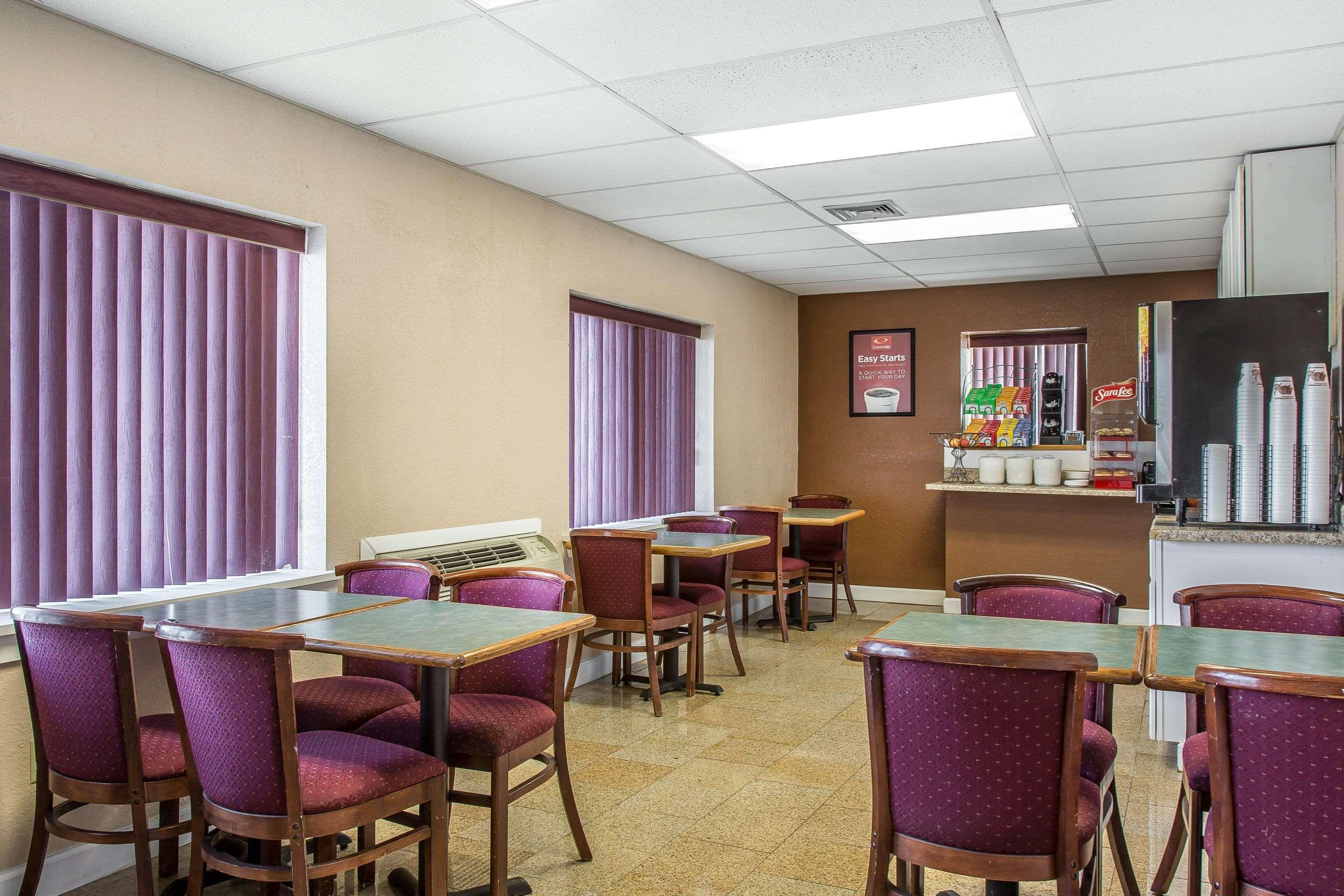 Econo Lodge Cranston - Providence Bagian luar foto