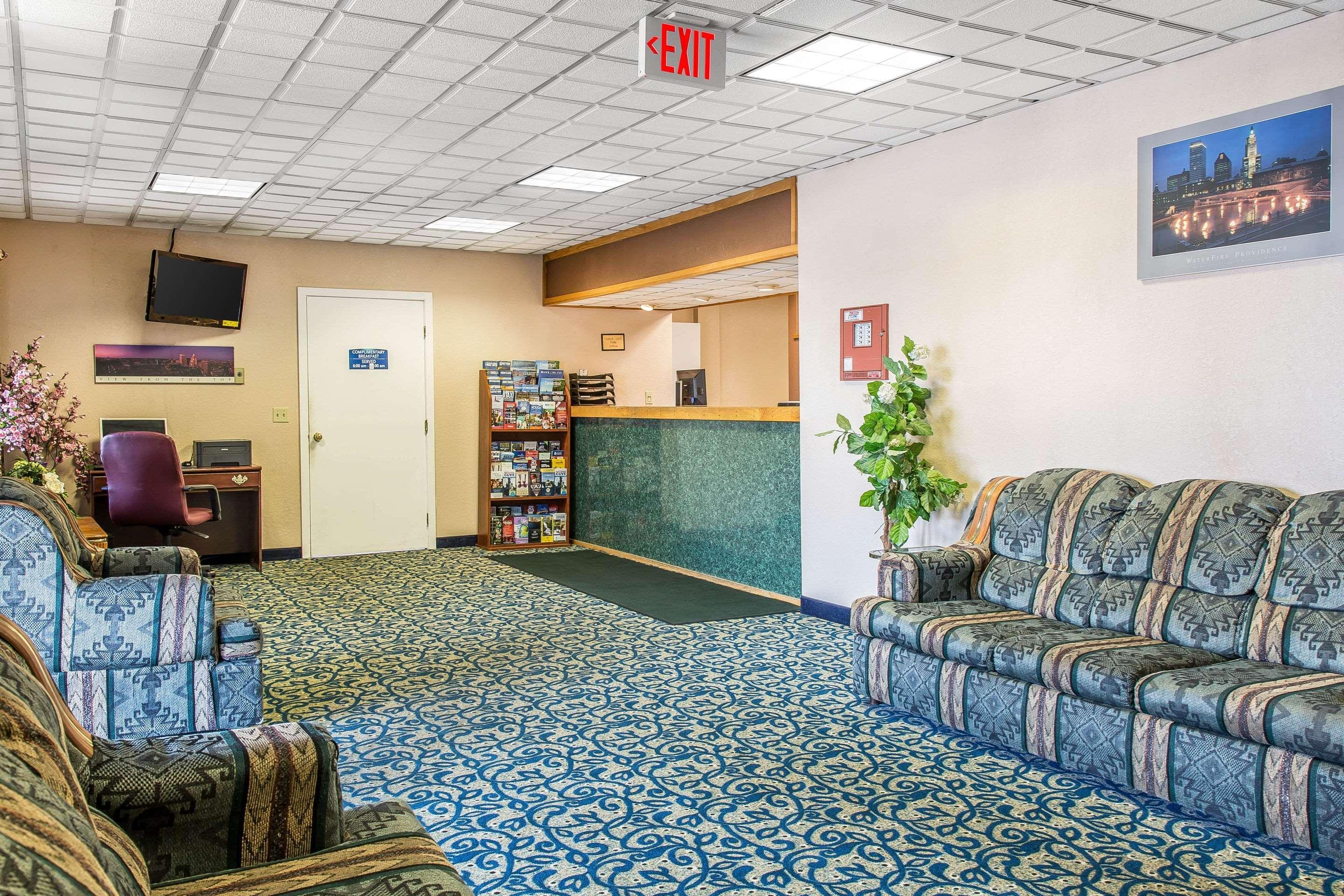 Econo Lodge Cranston - Providence Bagian luar foto