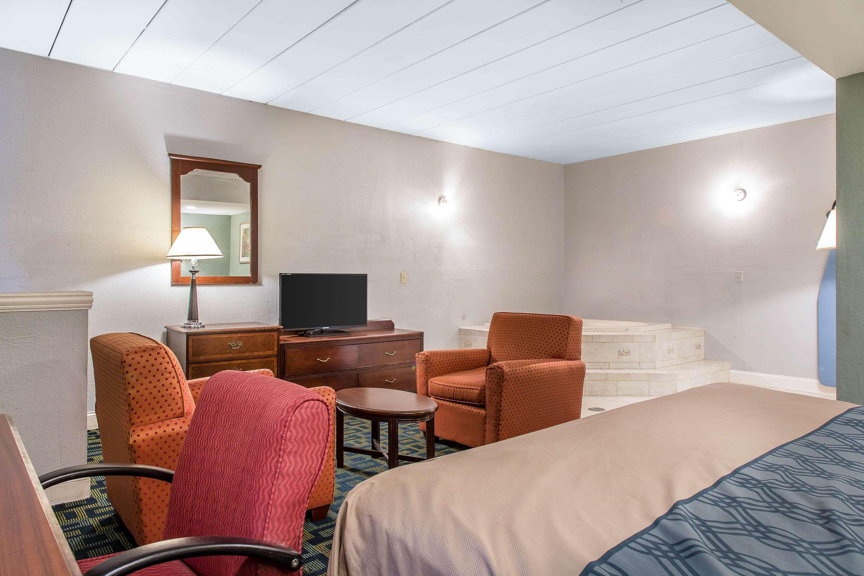 Econo Lodge Cranston - Providence Bagian luar foto