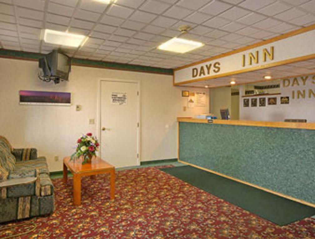 Econo Lodge Cranston - Providence Bagian luar foto