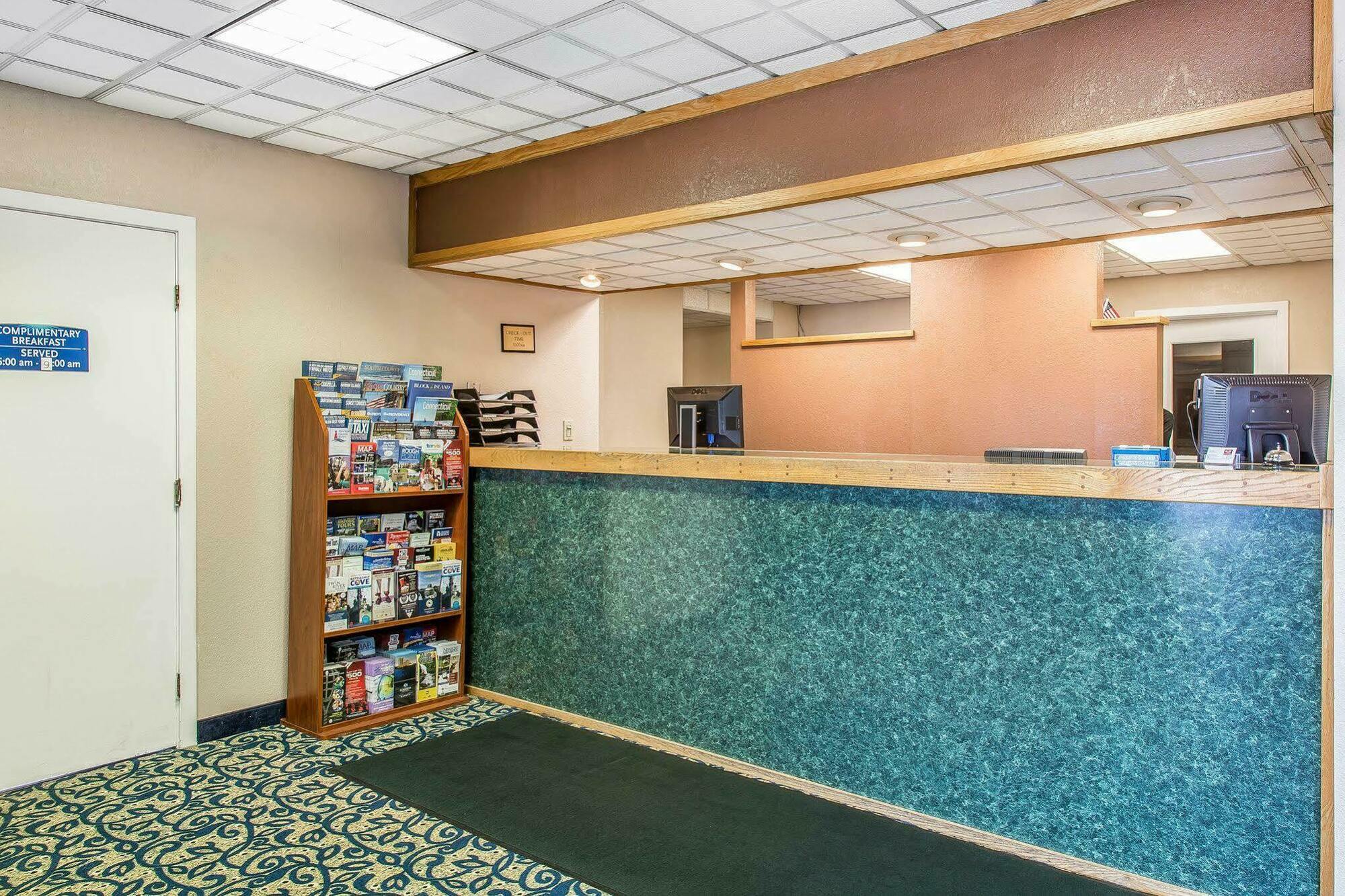 Econo Lodge Cranston - Providence Bagian luar foto