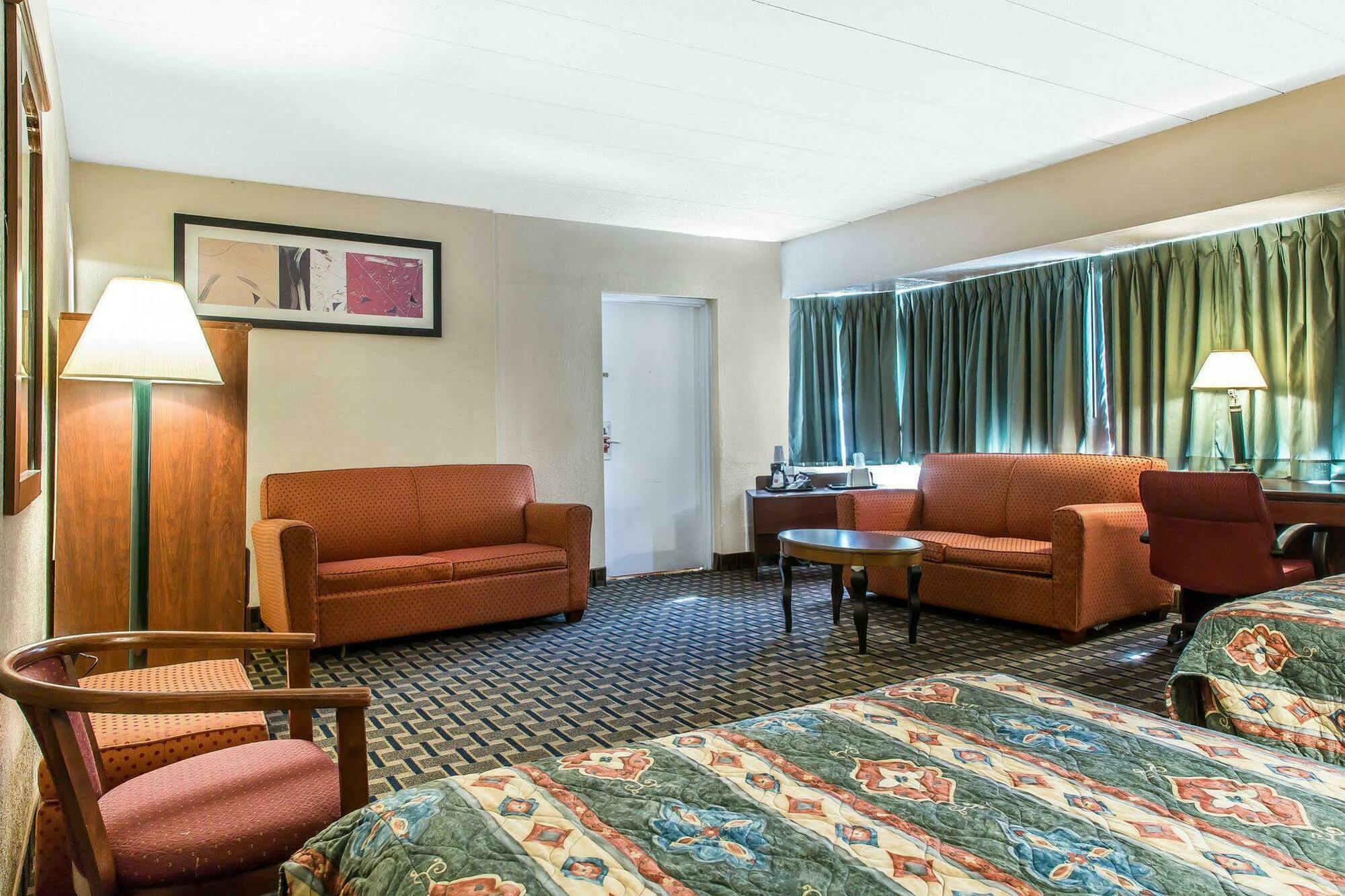 Econo Lodge Cranston - Providence Bagian luar foto